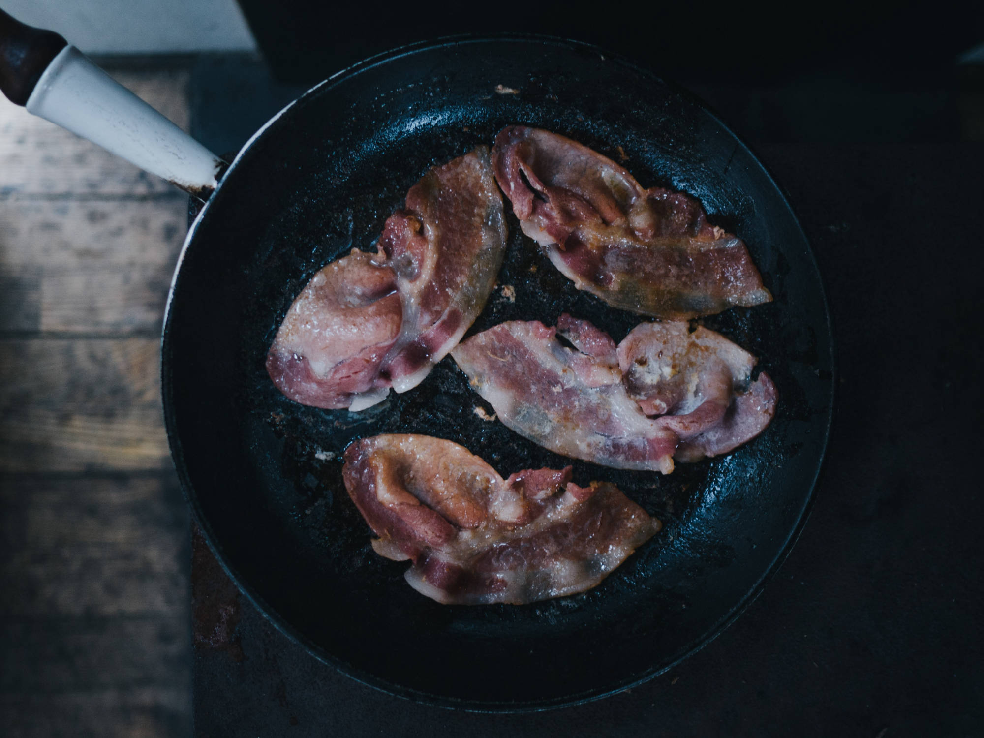 Grilling organic back bacon 